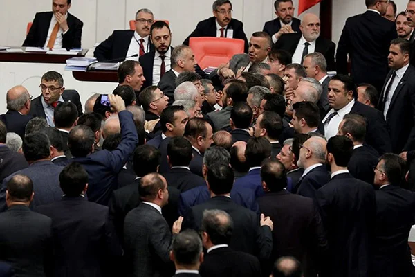TBMM'de bütçe görüşmeleri sırasında kavga çıktı