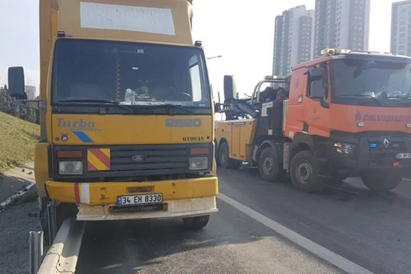 TEM oto yolunda kamyon polis aracına çarptı