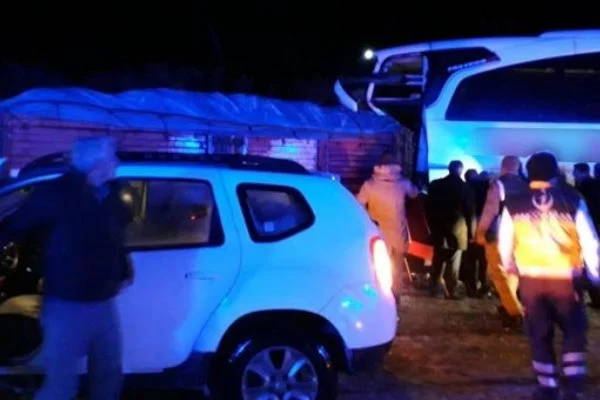 TIR ile otobüs çarpıştı: Yaralılar var