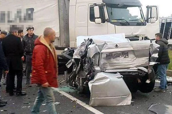 Tır kırmıza ışıkta bekleyen araçları ezdi