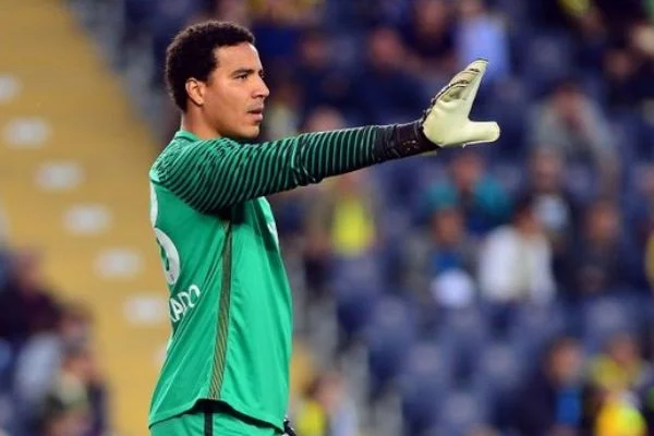 Trabzonspor'da kaleci Esteban kenti terk etti