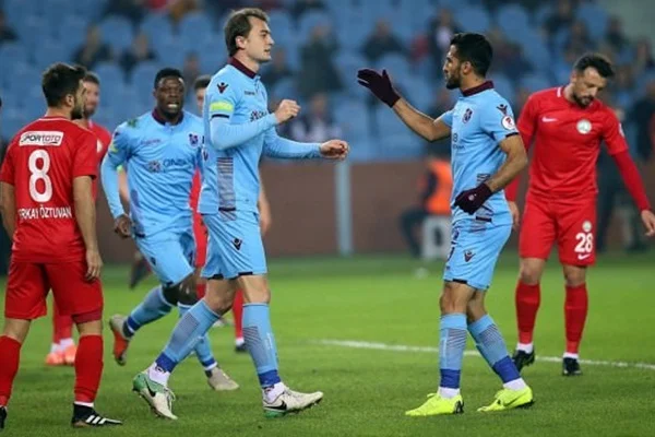 Trabzonspor yarım deste gol ile turladı