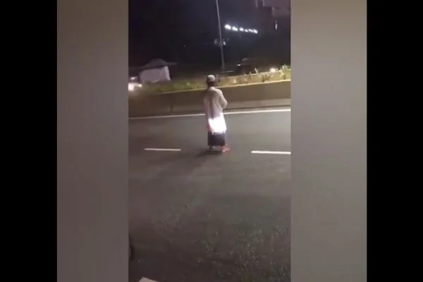 Trafiğin ortasında namaz kılan adam