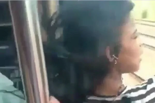Tren'in kapısından sarkan kadın ölümden döndü