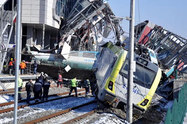 Tren kazası ile ilgili 3 kişi gözaltına alındı