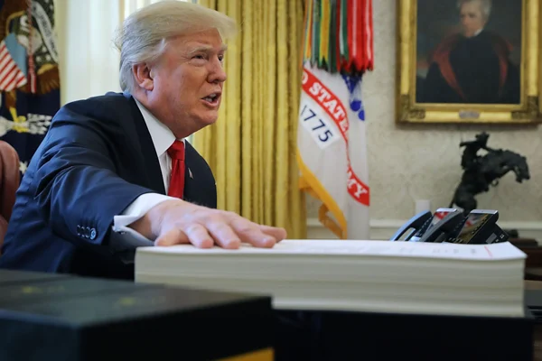 Trump 1,8 milyon çalışanın maaş zamlarını iptal etti