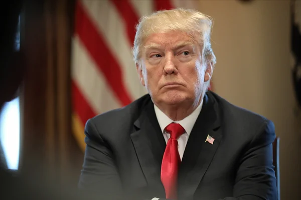 Trump'tan FED'e faiz uyarısı