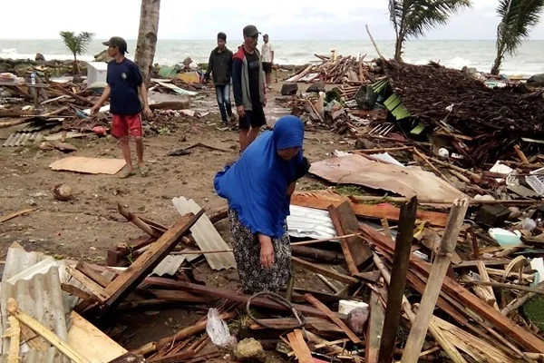 Tsunamide ölü sayısı 400'e yaklaştı