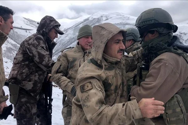 Tunceli Valisi Sonel, operasyon bölgesine giderek Mehmetçik'i kutladı