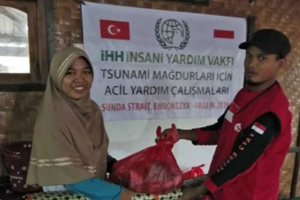 Türkiye'den tsunaminin vurduğu Endonezya'ya acil yardım