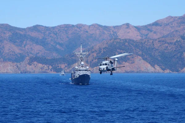 'Türkiye'nin Kıbrıs'ta acilen deniz ve hava üssü kurması gerekiyor'.