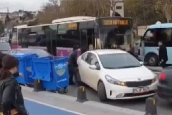 Üsküdar'da hatalı park trafiği kitledi