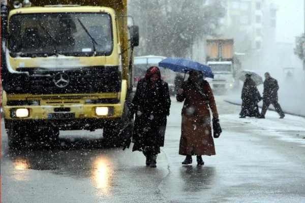Van'da hava ulaşımına kar engeli