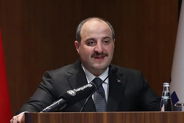 Varank: Rekabette geri kalmamak için mevcut eğilimi yakalamak gerekiyor