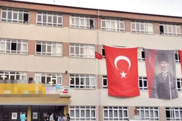 Veli arkadaşlarını toplayıp, okulu bastı