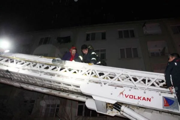 Yangında mahsur kalanları itfaiye ekipleri kurtardı