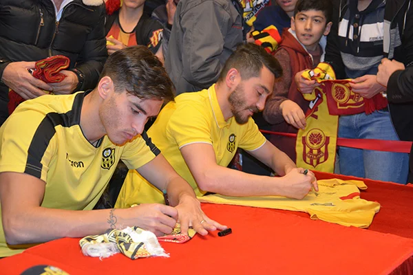 Yeni Malatyasporlu futbolcular taraftarlarla buluştu