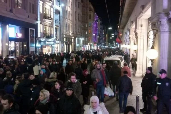 Yılbaşı öncesi insanlar İstiklal Caddesine akın etti