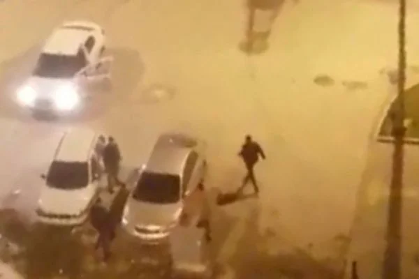 Yol verme kavgası kanlı bitti! Arkadaşı silahı verdi o da ateşledi!