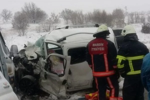 Yolcu minibüsüyle hafif ticari araç çarpıştı : 2 ölü, 16 yaralı
