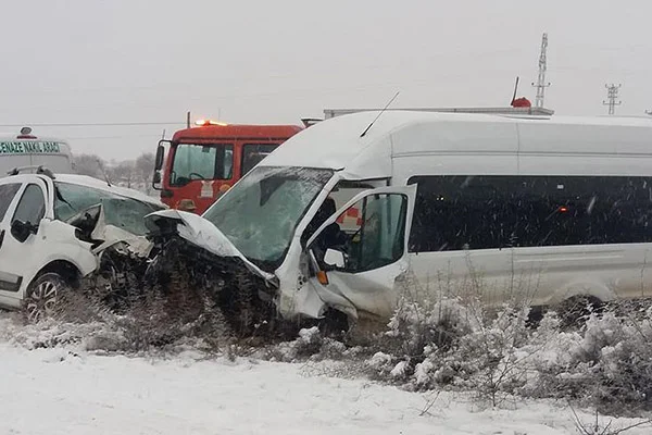 Yolcu minibüsüyle hafif ticari araç çarpıştı : 2 ölü, 16 yaralı