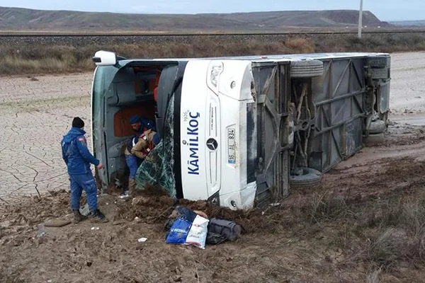 Yozgat'ta yolcu otobüsü devrildi