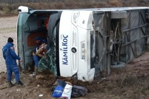 Yozgat'ta yolcu otobüsü kazası, 1 ölü 20 yaralı
