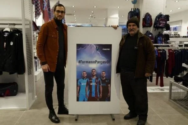 Yusuf Yazıcı, posteri ile konuşan taraftarla buluştu