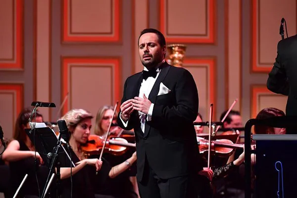 Zeki Müren şarkılarını yorumladığı konserleri beğenilince albüm çıkardı