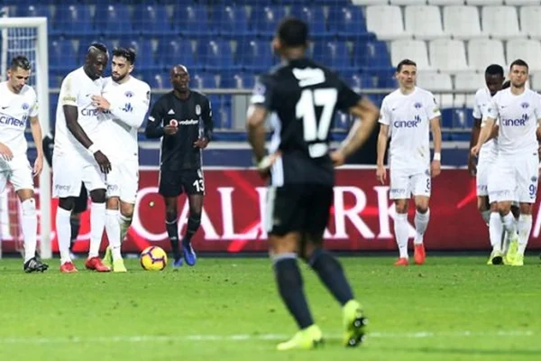 Zirve yolunda Beşiktaş'a ağır darbe