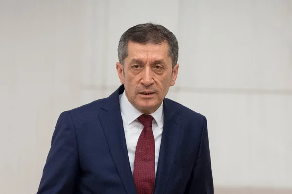 Ziya Selçuk: Eğitim büyük bir sorun değil, büyük bir çözümdür