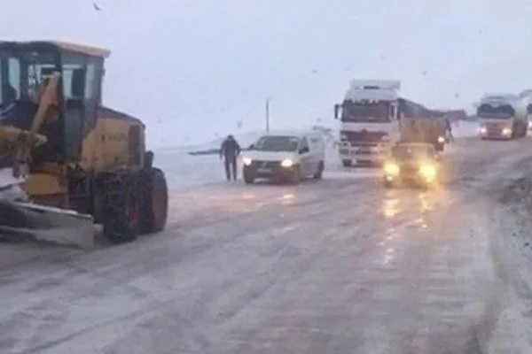 100 araç Kop Geçidi'nde mahsur kaldı