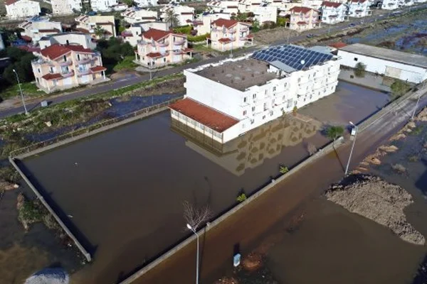 2 gündür yağan yağmur Acısu Deresini taşırdı