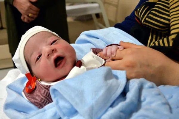 2019'un ilk bebeğine Bakandan ziyaret