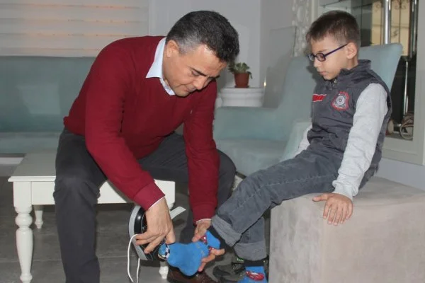 24 parmaklı çocuğa devletten özel ayakkabı