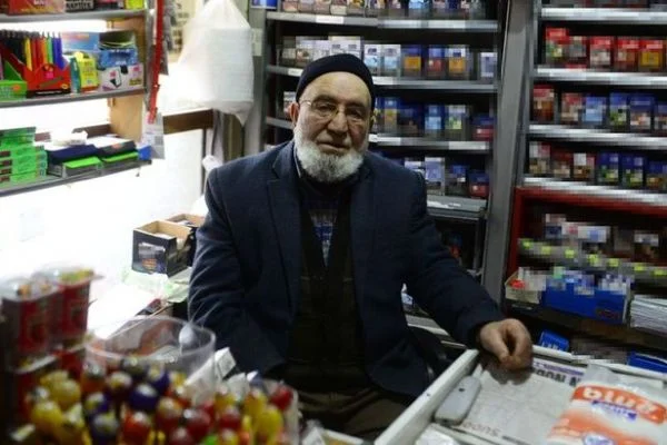 77 yaşındaki bakkal kendisini dolandırmak isteyen kişiyi tokatlayarak iş yerinden kovdu