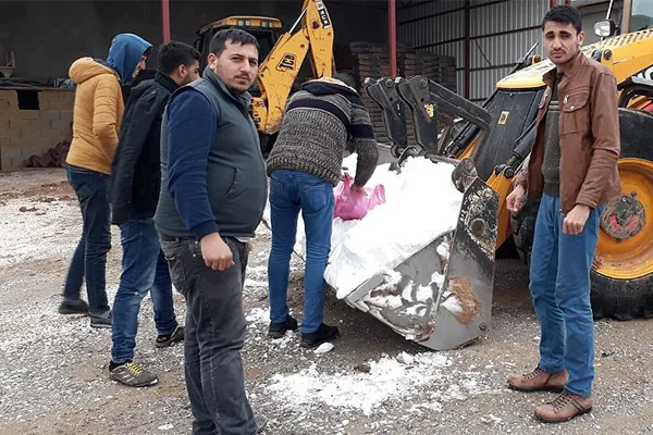 8 yıldır kar yağmayan köye kepçeyle kar taşıdılar