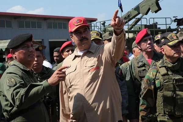 ABD çemberi daraltıyor Maduro direniyor