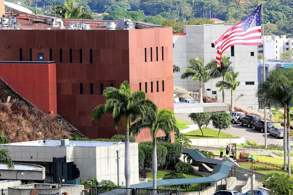 ABD'li diplomatlar Venezuela'dan ayrılıyor