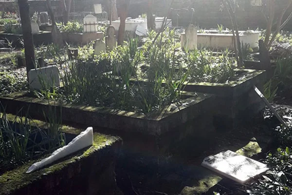 Adana'da mezar taşlarına saldırı