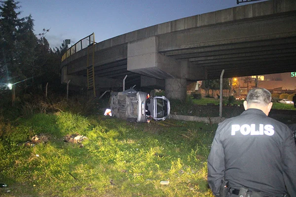 Adana'da otomobil köprülü kavşaktan düştü: 4 yaralı