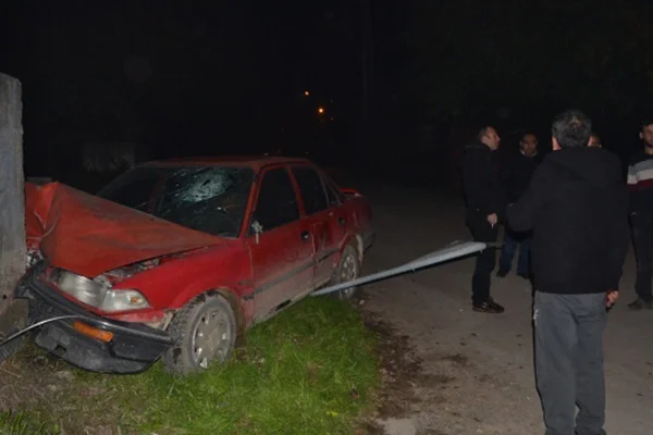 Adana'da otomobil sulama kanalına çarptı