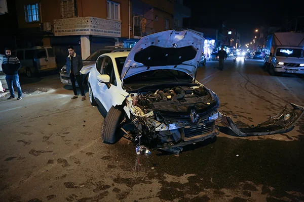 Adana'da otomobiller çarpıştı