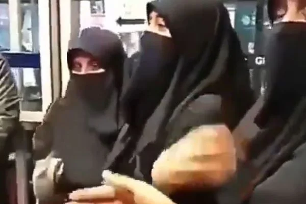 Adana'da tesettürlü kadınlar fuara alınmadı