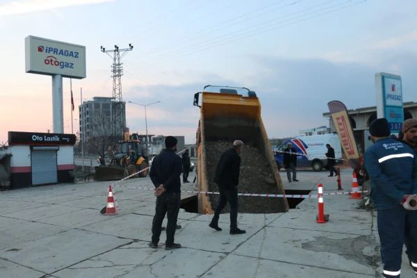 Adıyaman'da kamyon çukura düştü