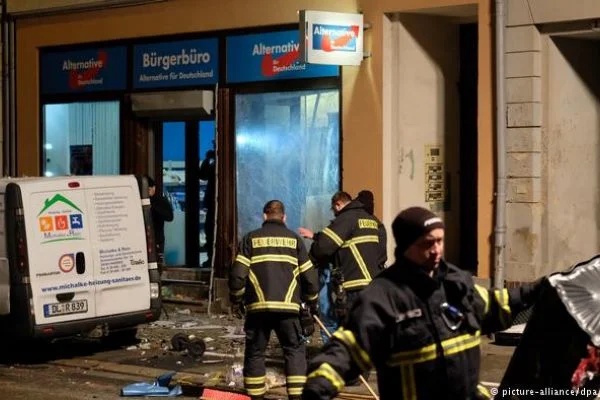 AfD binasına saldırı