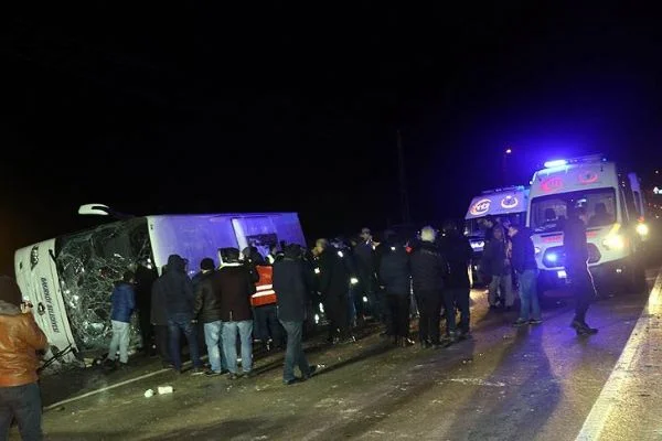 Amasya'da yolcu otobüsü devrildi: 2 ölü, 35 yaralı