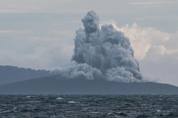 Anak Krakatau Yanardağı'nda bir günde 37 patlama oldu
