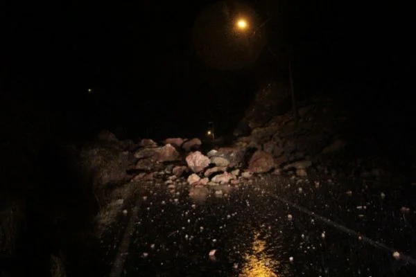 Antalya'da heyelan: 3 mahalleyi bağlayan yol kapandı.