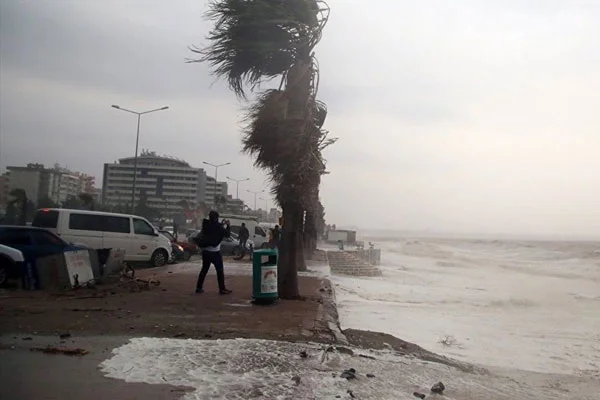 Antalya'da hortum: 13 yaşındaki bir çocuk hayatını kaybetti, 9 kişi yaralı
